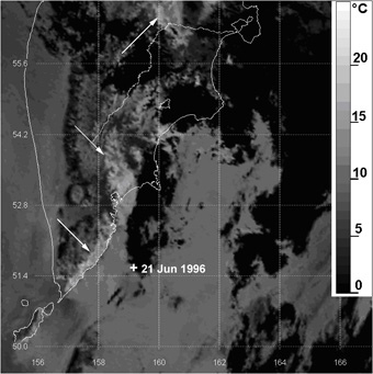 Εικόνα 4: Θερμική εικόνα ΝΟΑΑ, Kamchatka, θερμική ανωμαλία, 22.06.1996, 16:57:28 GMT, ταωβέλη δείχνουν την θερμική ανωμαλία κατά μήκος του επικέντρου του σεισμού, 21.06. 96. Πηγή: Remote Sensing For Earthquake Exploration, A. A. Tronin.