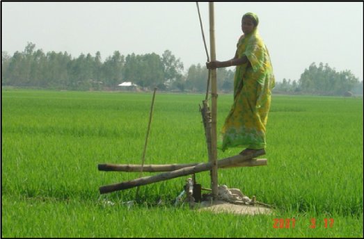 Γυναίκα χρησιμοποιεί αντλία χαμηλού κόστους  για να ποτίσει στην περιοχή Βoro
