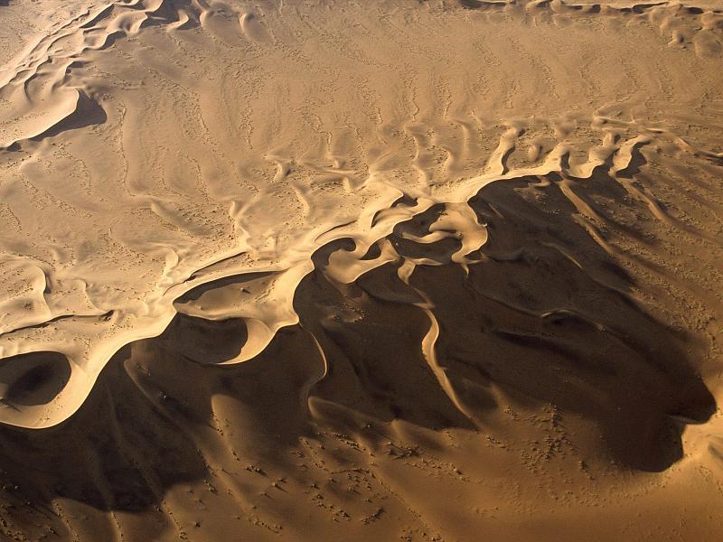 fysika xrwmata, phgh:http://thundafunda.com/5/Deserts/thumbs/photos-of-Unworldly-Dune-Aerial-View-of-the-Namib-Desert-pictures.jpg