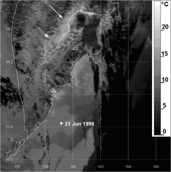 Εικόνα 5: Θερμική εικόνα ΝΟΑΑ, Kamchatka, θερμική ανωμαλία, 17.06.1996, 16:11:12 GMT, ταωβέλη δείχνουν την θερμική ανωμαλία κατά μήκος του επικέντρου του σεισμού, 21.06. 96. Πηγή: Remote Sensing For Earthquake Exploration, A. A. Tronin.