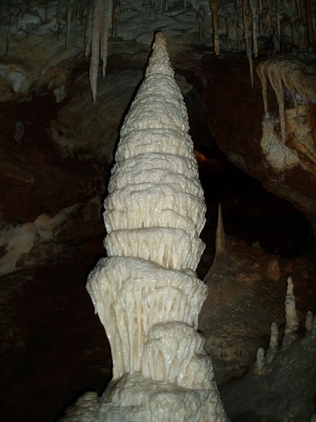 Αρχείο:Megalos leukos stalagmitis.jpg