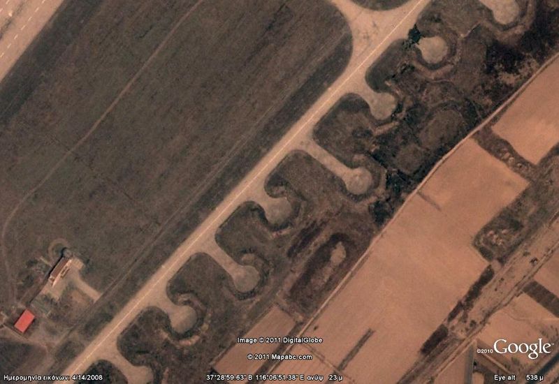 Αρχείο:Συστοιχία bunker hangars google earth.jpg